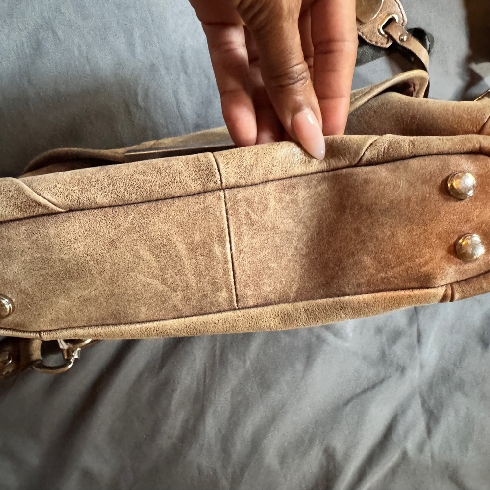 B. Makowsky Brown/ taupe Leather Crossbody Bag with Distressed Finish - Picture 8 of 8